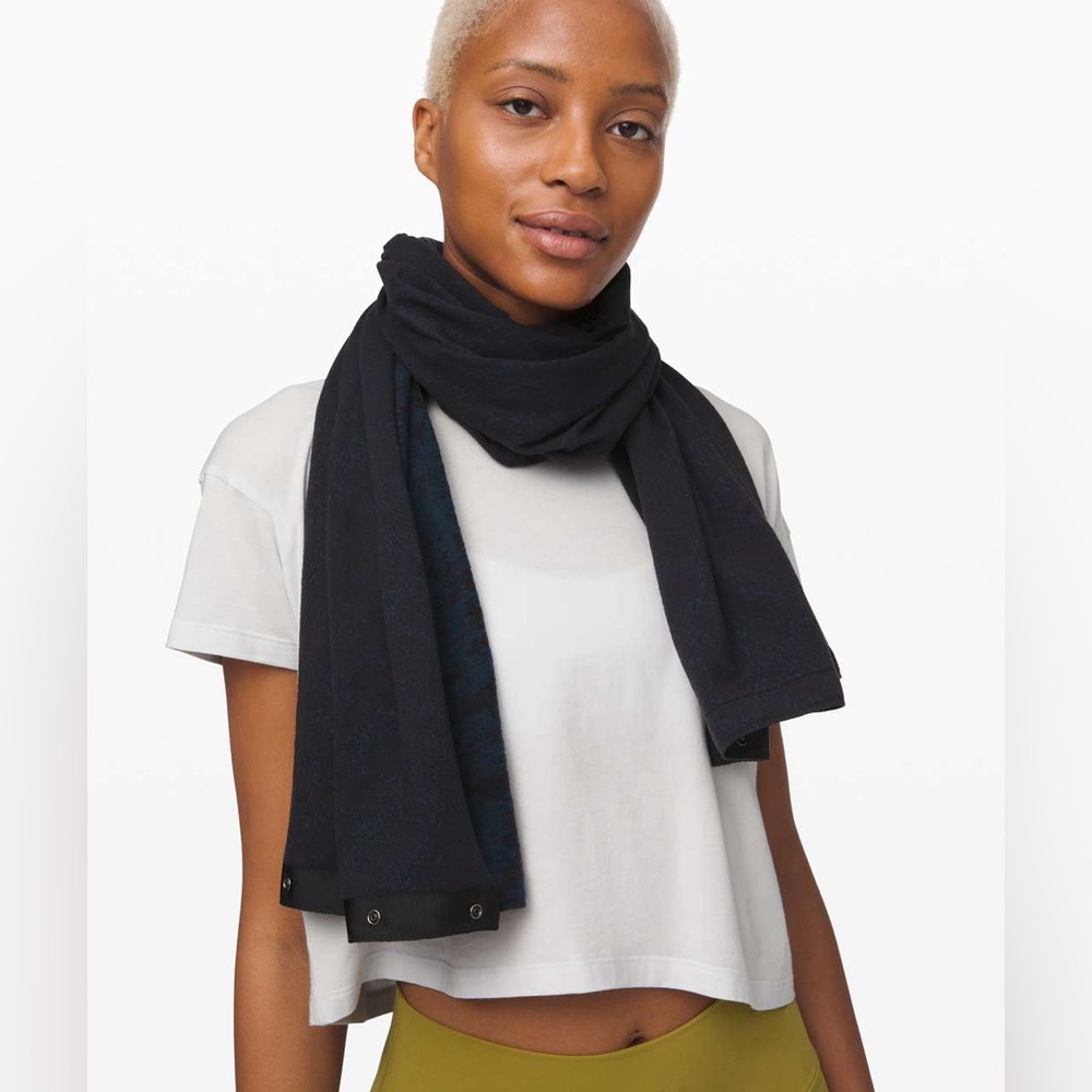 Lululemon Vinyasa Scarf in Misted Jacquard Black Nocturnal Teal